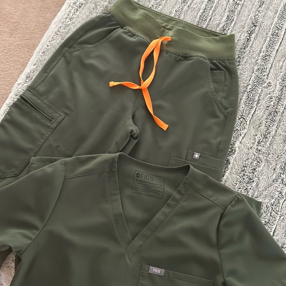 NWOT-Green Figs scrub set